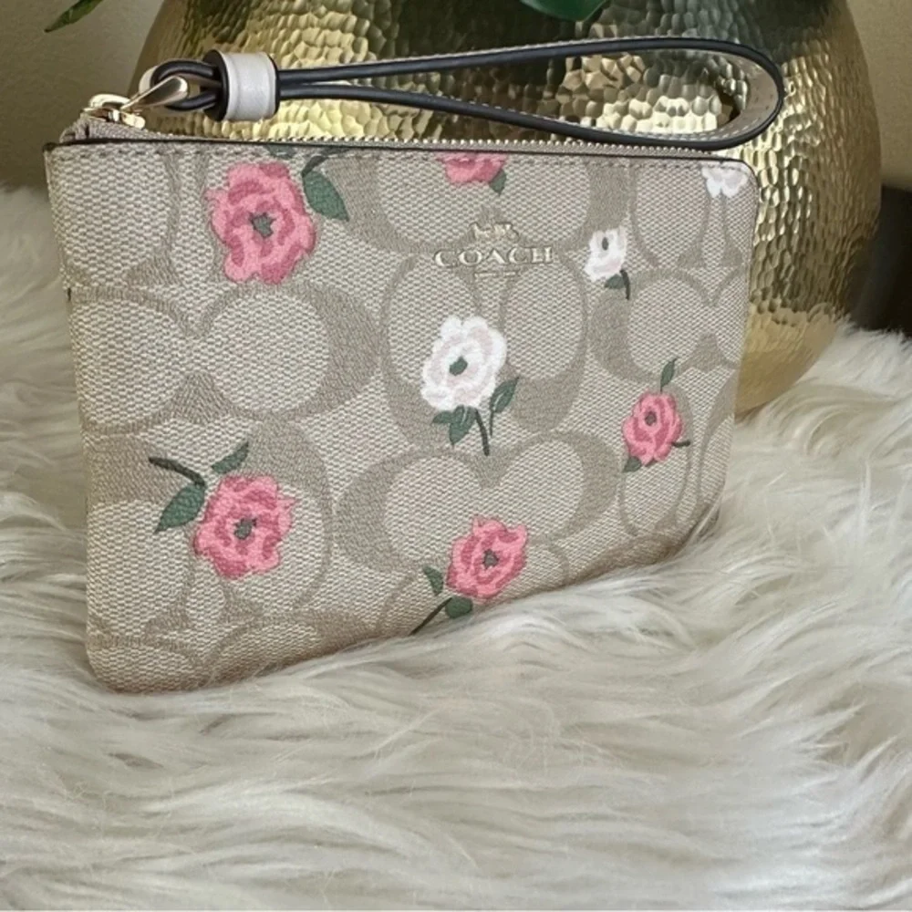 Corner Zip Wristlet In Signature Canvas With Floral Print